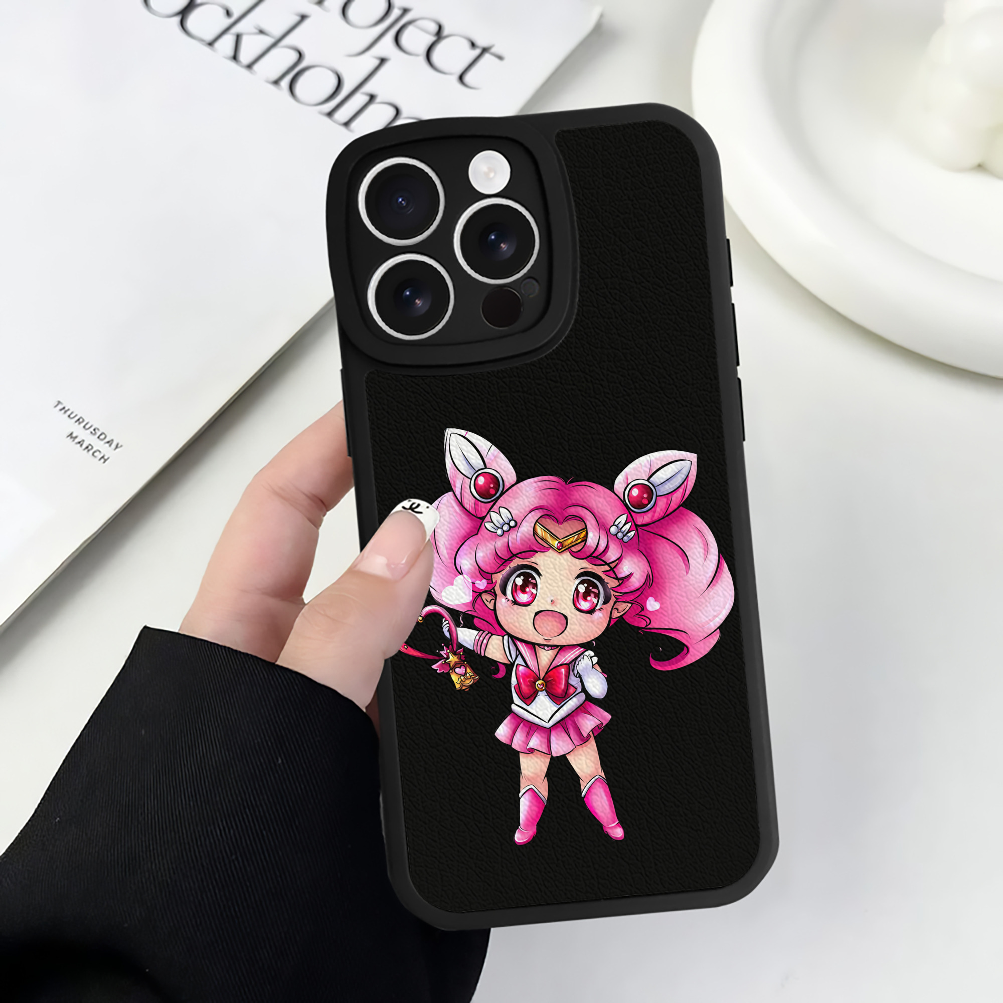 （画像用） 美少女戦士セーラームーン ちびうさ Sailor Moon Chibiusa Tsukino Usagi Small Lady Serenity 【iPhone 16シリーズ対応】シリコンスマホケース（レザー調） 材質：シリコン